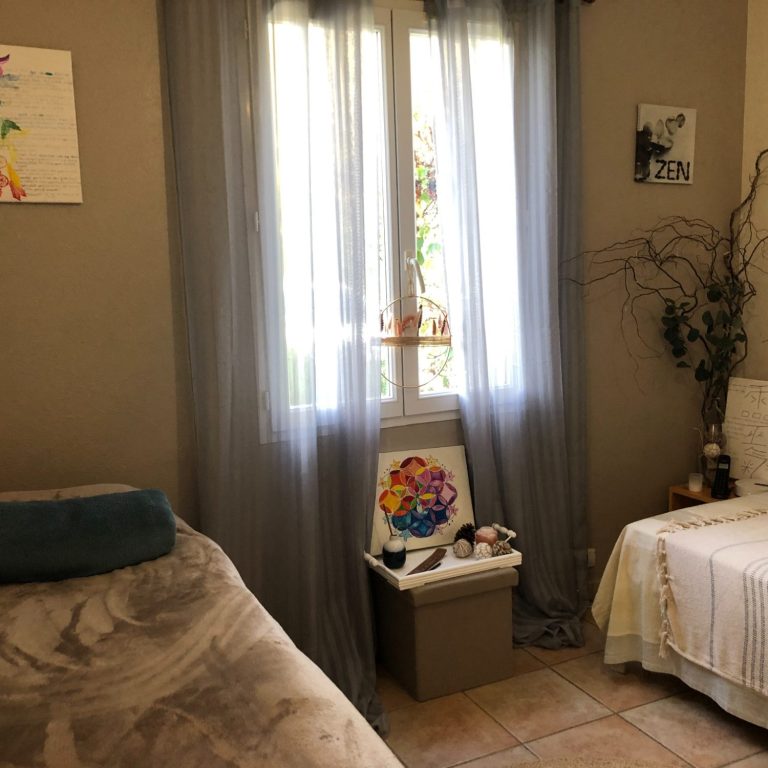 Coin cocooning du cabinet, avec rideaux voilés, plantes et objets zen